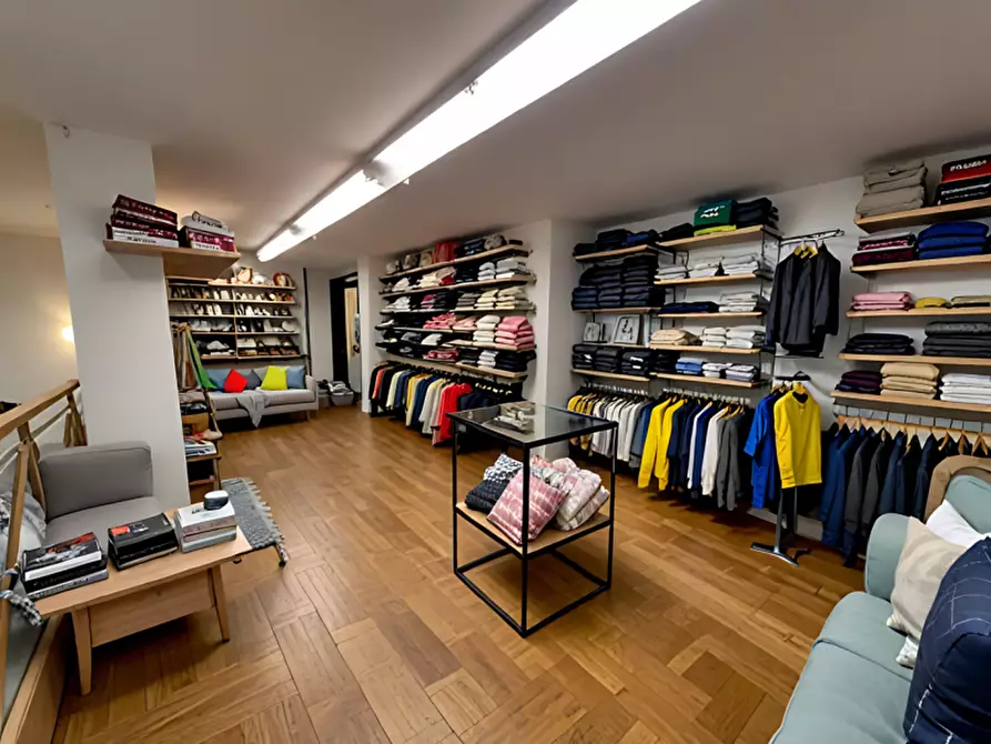 Immagine 2 di Negozio in vendita  in Via Romanina 15 a Castelfranco Veneto