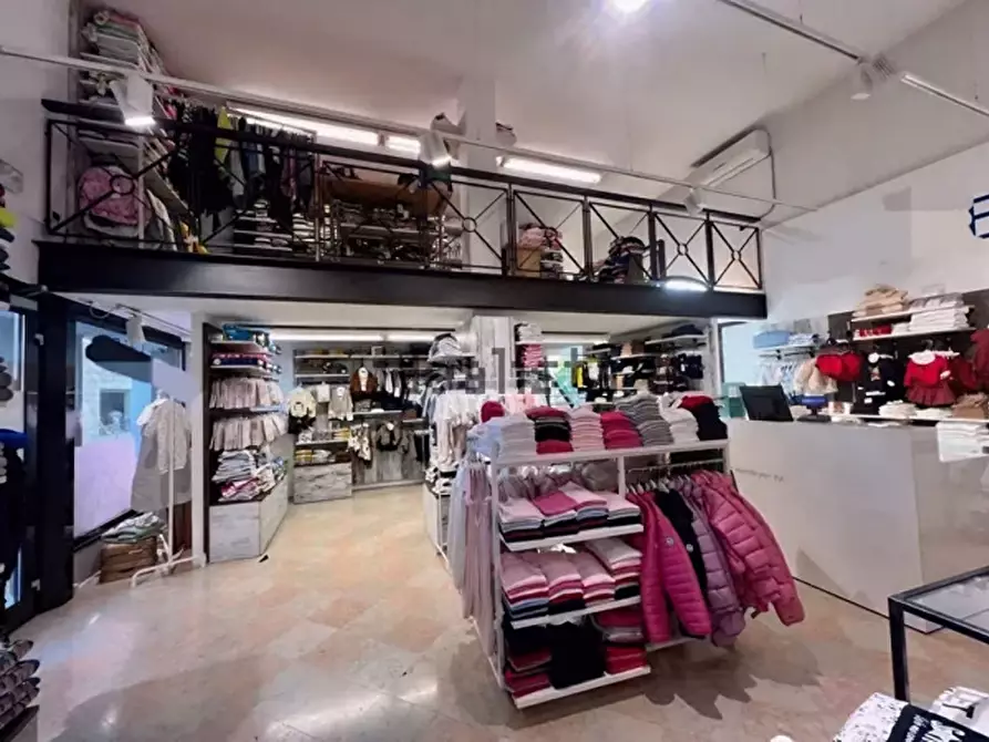 Immagine 4 di Negozio in vendita  in Via Romanina 15 a Castelfranco Veneto