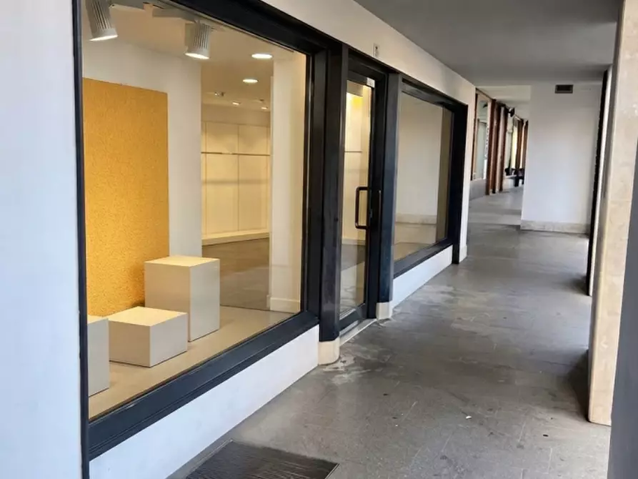 Immagine 9 di Negozio in vendita  in Via Romanina 15 a Castelfranco Veneto