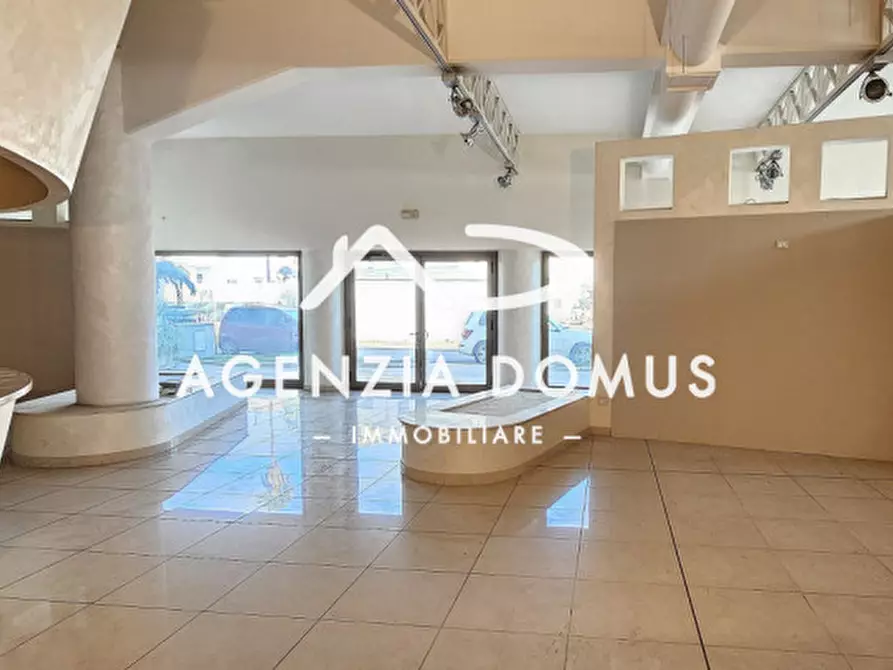 Immagine 13 di Negozio in affitto  in via ugento 59 a Racale