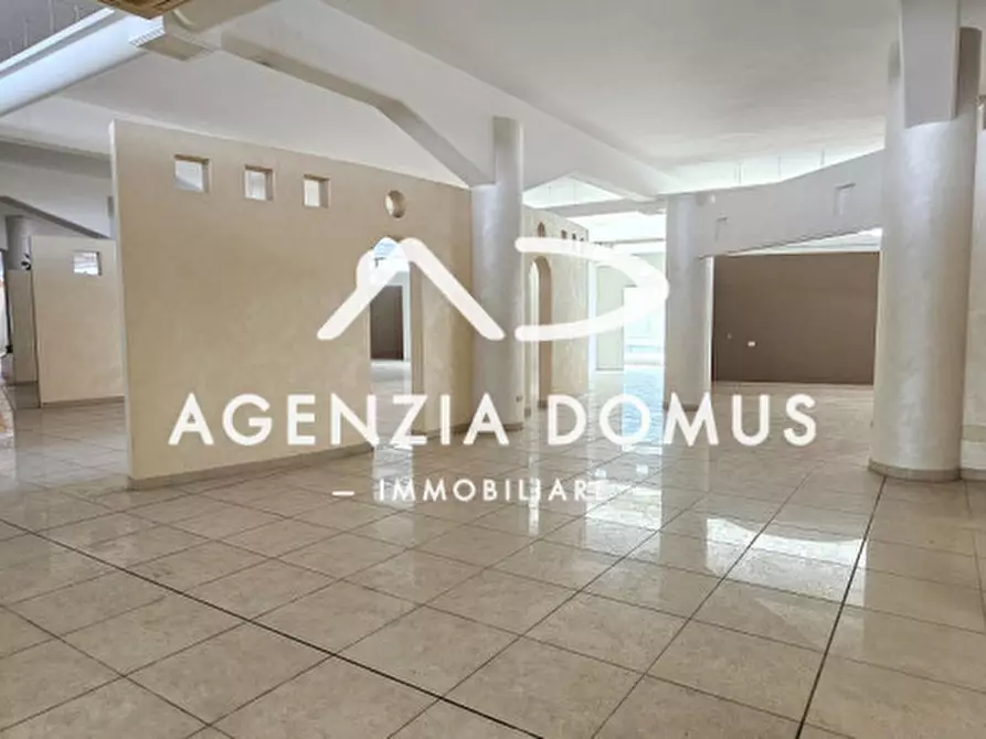 Immagine 25 di Negozio in affitto  in via ugento 59 a Racale