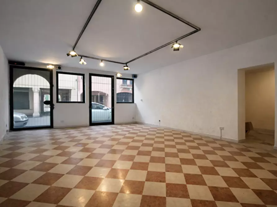 Immagine 4 di Negozio in vendita  in Borgo Santa Lucia, 144 a Vicenza