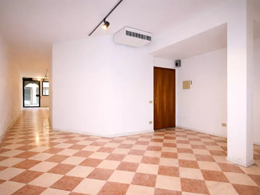 Immagine 5 di Negozio in vendita  in Borgo Santa Lucia, 144 a Vicenza