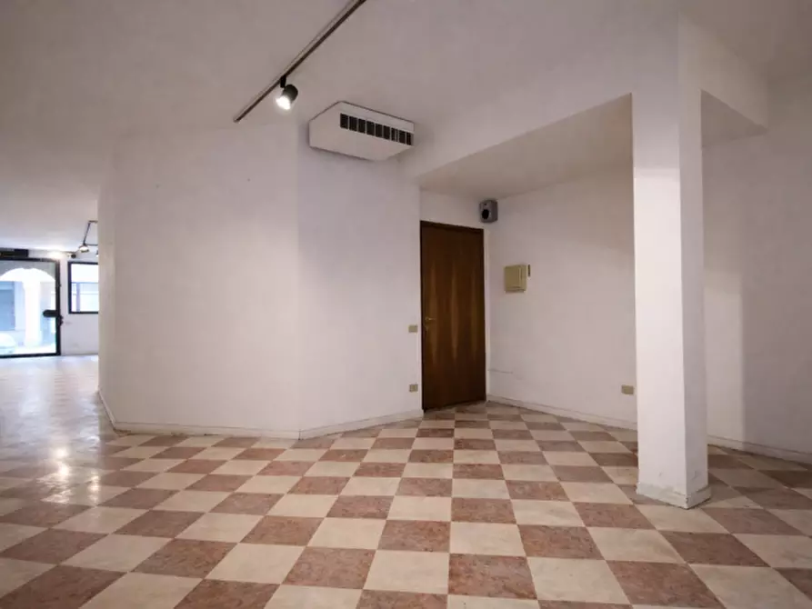 Immagine 6 di Negozio in vendita  in Borgo Santa Lucia, 144 a Vicenza