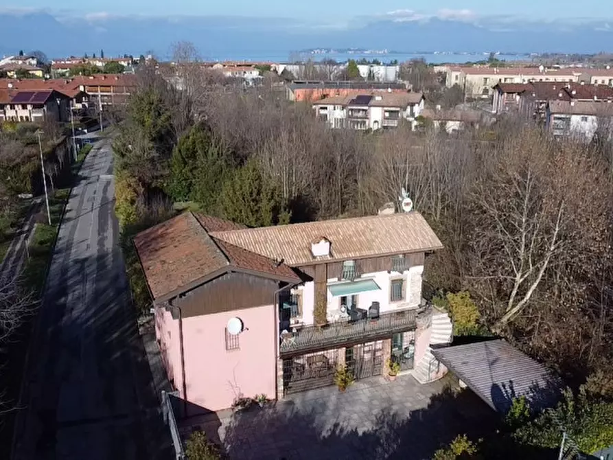 Immagine 1 di Villa in vendita  in Via Ugo Foscolo a Desenzano Del Garda