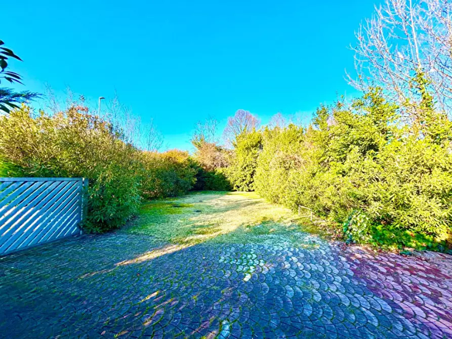 Immagine 8 di Villa in vendita  in Via Ugo Foscolo a Desenzano Del Garda