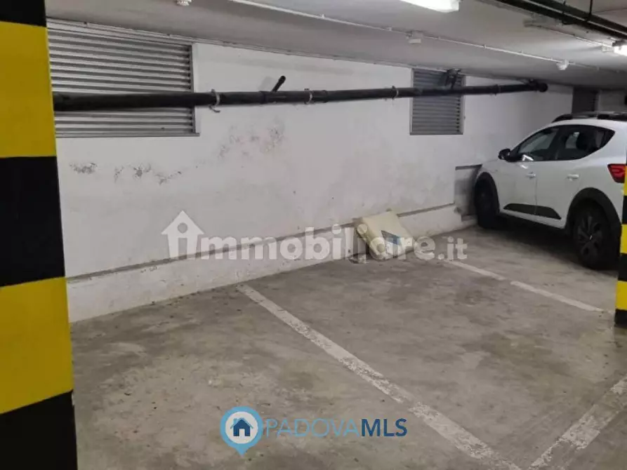 Immagine 1 di Posto auto in vendita  in Via Pier Paolo Vergerio, 1 a Padova