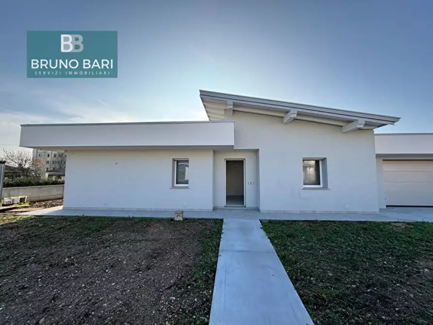 Immagine 1 di Casa indipendente in vendita  a Pordenone