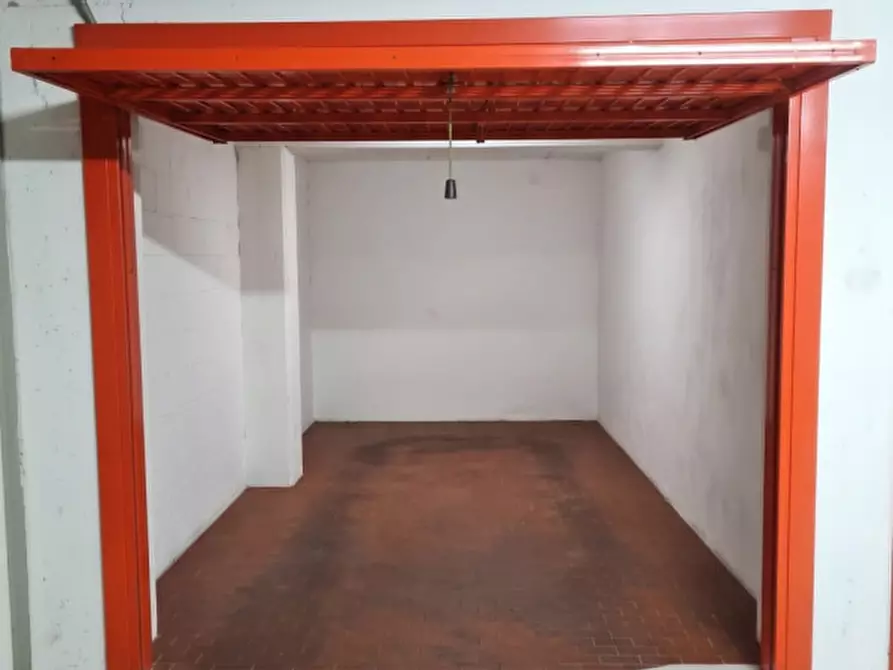 Immagine 1 di Garage in vendita  in via Sante Vincenzi a Bologna