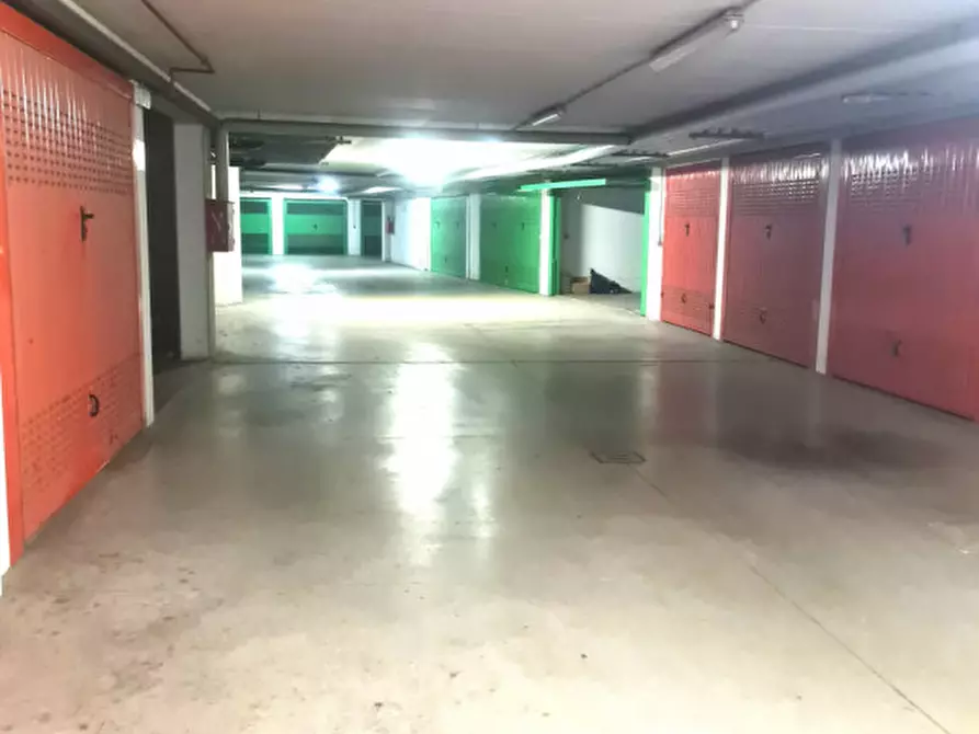 Immagine 2 di Garage in vendita  in via Sante Vincenzi a Bologna