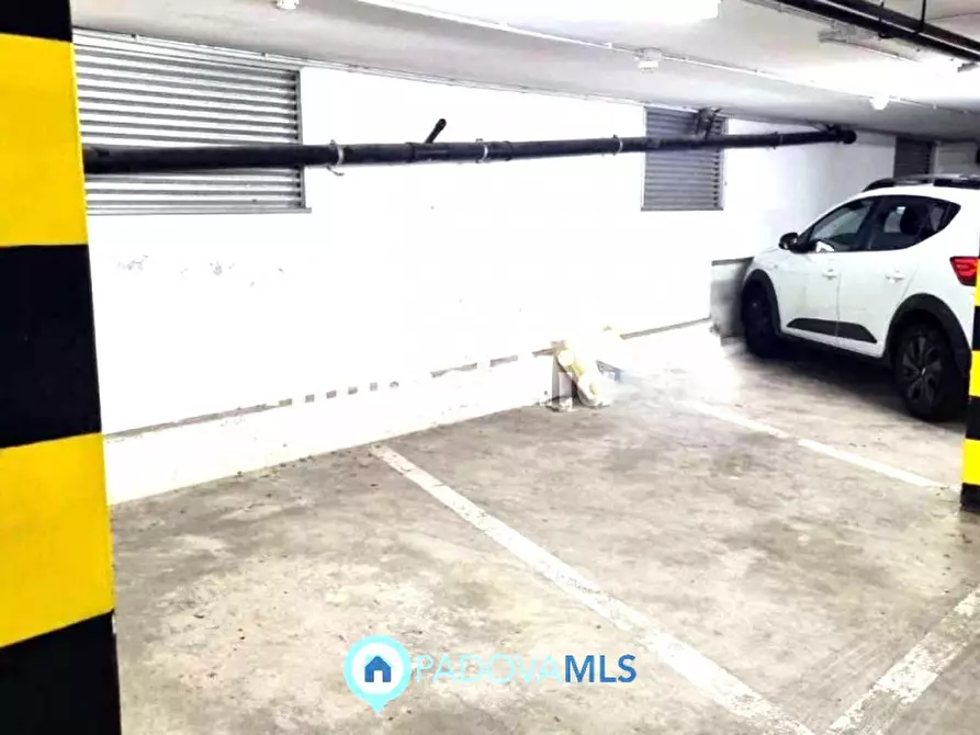 Immagine 1 di Posto auto in vendita  in Via Pier Paolo Vergerio a Padova