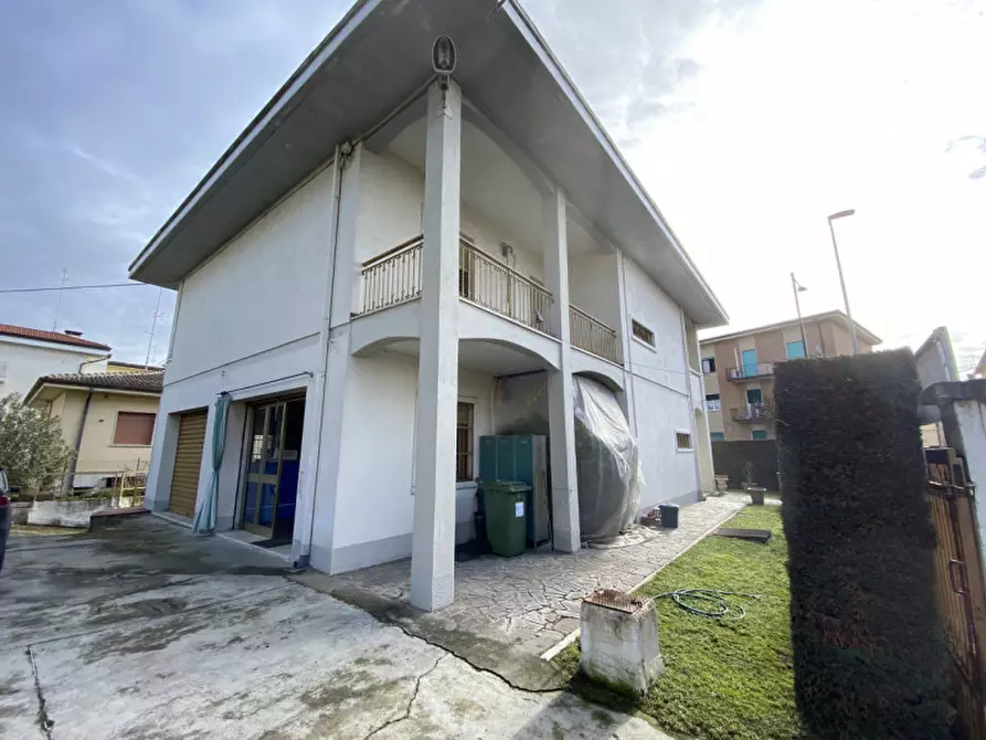 Immagine 1 di Casa indipendente in vendita  in Via Ospedale a Villafranca Di Verona