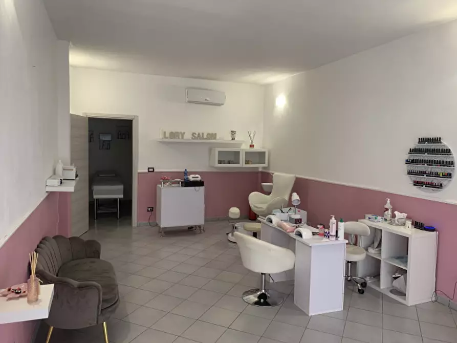 Immagine 1 di Negozio in vendita  in VIA CASENTINO a Firenze