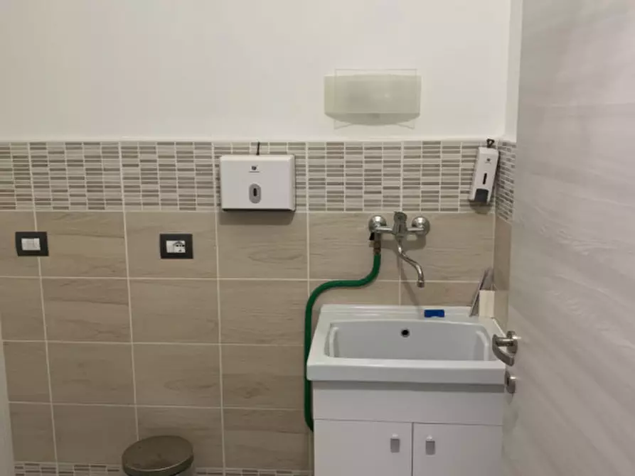 Immagine 6 di Negozio in vendita  in VIA CASENTINO a Firenze