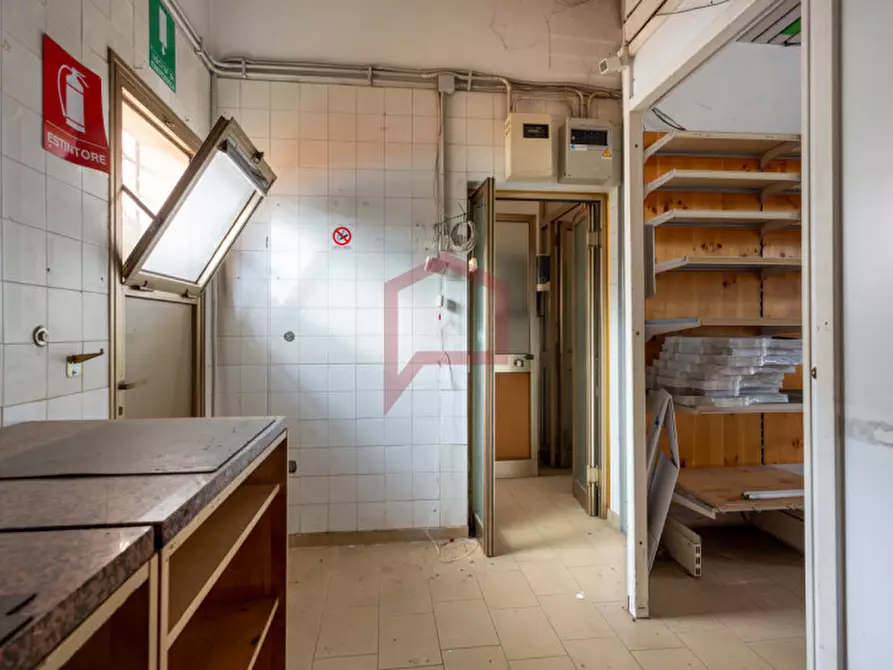 Immagine 8 di Negozio in vendita  in Mestre a Venezia