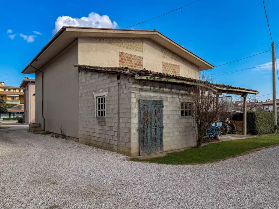 Immagine 1 di Casa indipendente in vendita  in Via Feltrina a Montebelluna