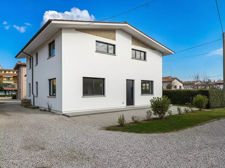 Immagine 1 di Casa indipendente in vendita  in Via Feltrina a Montebelluna