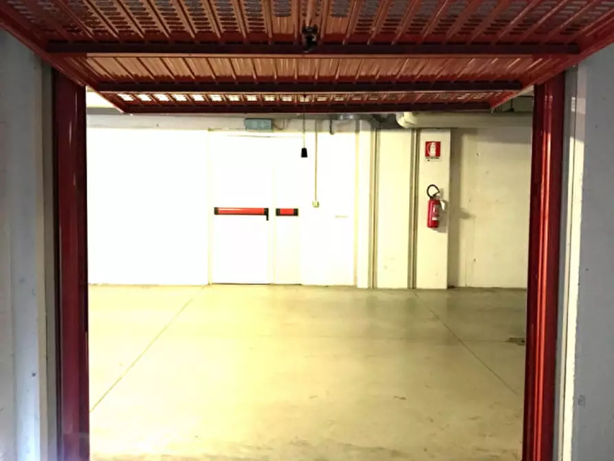 Immagine 3 di Garage in vendita  in via Sante Vincenzi a Bologna