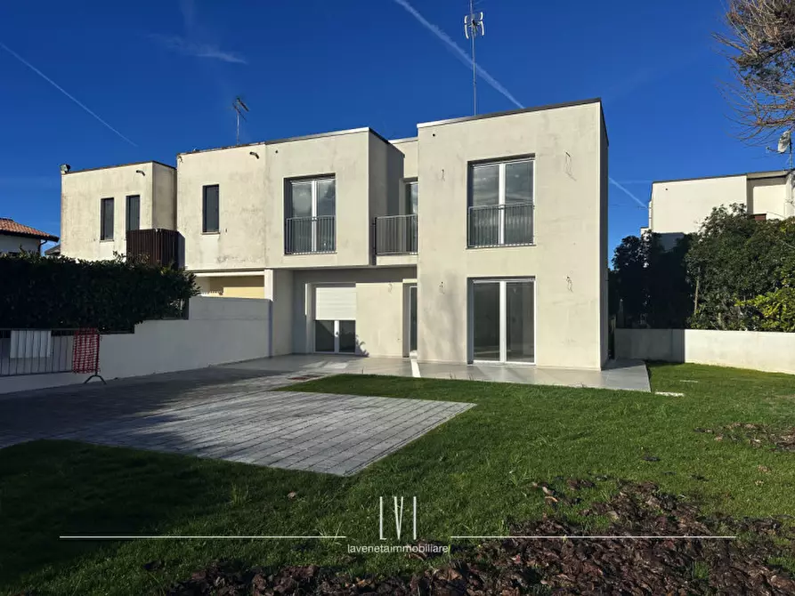 Immagine 1 di Casa bifamiliare in vendita  in Via Bartolomeo Diaz 139 a Caorle
