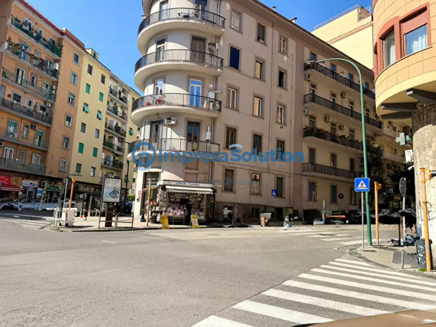 Immagine 1 di Negozio in affitto  in Via Maurizio De Vito Piscicelli a Napoli