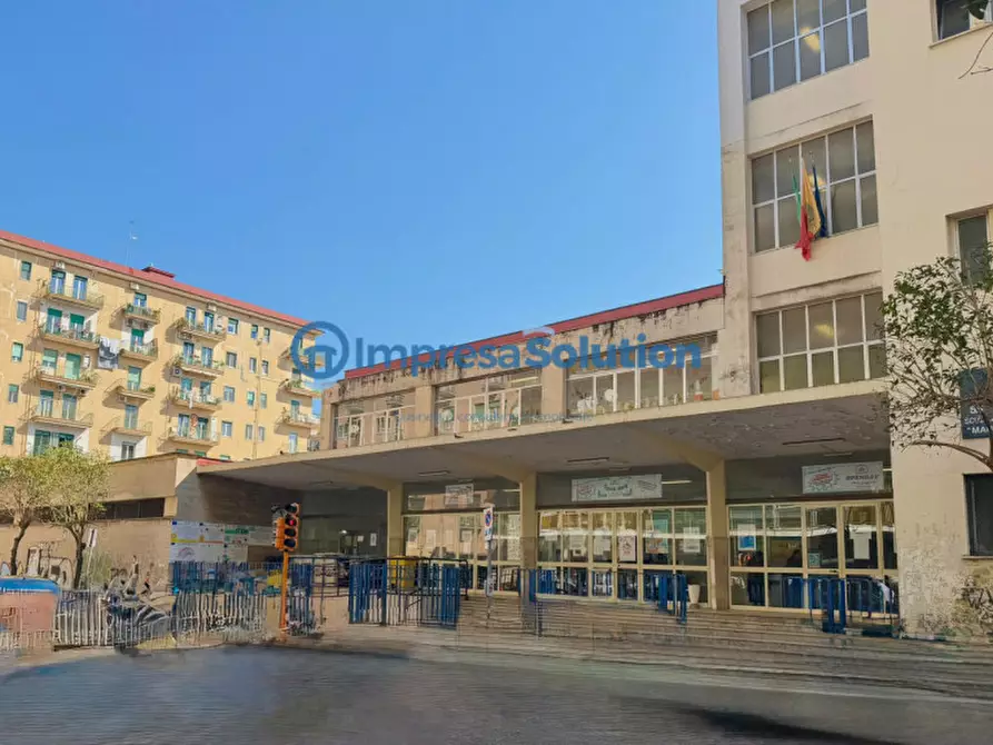 Immagine 4 di Negozio in affitto  in Via Maurizio De Vito Piscicelli a Napoli