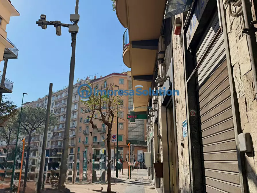 Immagine 5 di Negozio in affitto  in Via Maurizio De Vito Piscicelli a Napoli