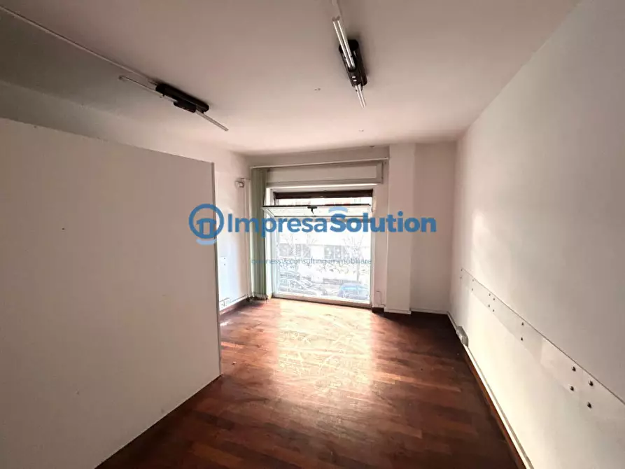 Immagine 12 di Negozio in affitto  in Via Maurizio De Vito Piscicelli a Napoli