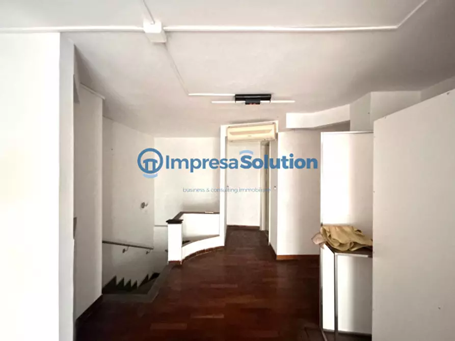 Immagine 13 di Negozio in affitto  in Via Maurizio De Vito Piscicelli a Napoli