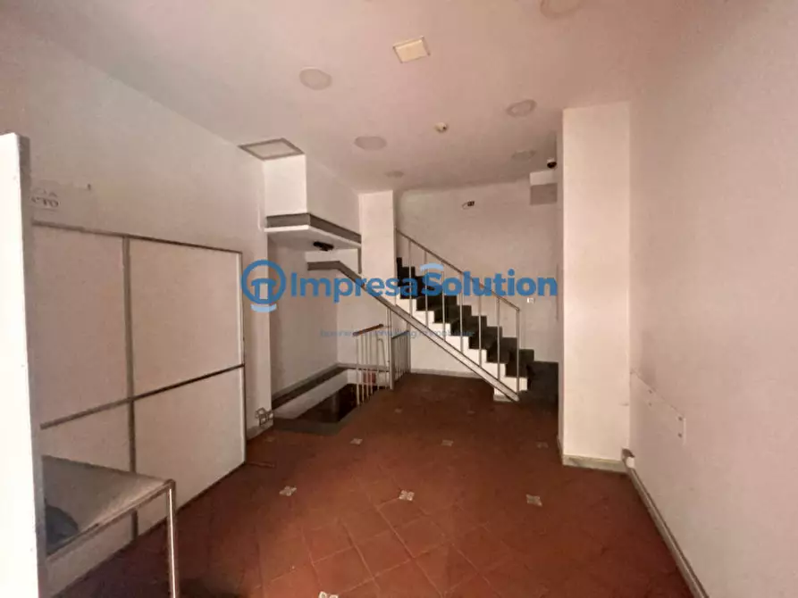 Immagine 16 di Negozio in affitto  in Via Maurizio De Vito Piscicelli a Napoli