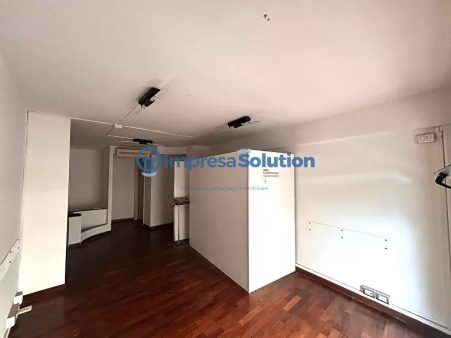 Immagine 17 di Negozio in affitto  in Via Maurizio De Vito Piscicelli a Napoli