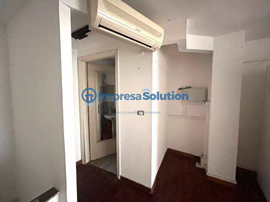 Immagine 19 di Negozio in affitto  in Via Maurizio De Vito Piscicelli a Napoli