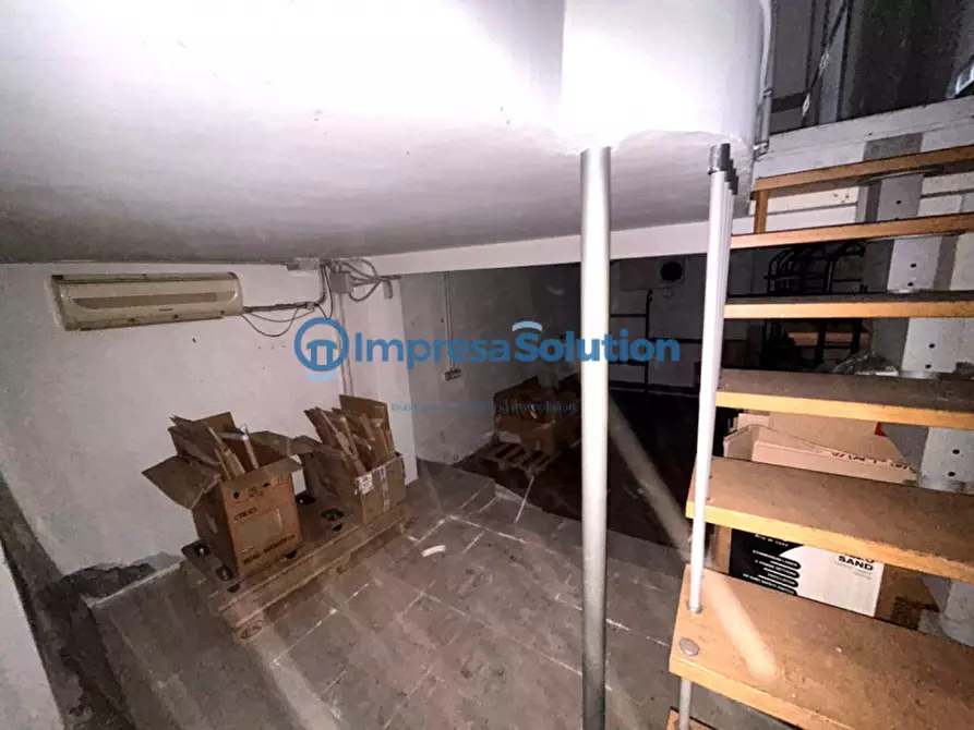 Immagine 20 di Negozio in affitto  in Via Maurizio De Vito Piscicelli a Napoli