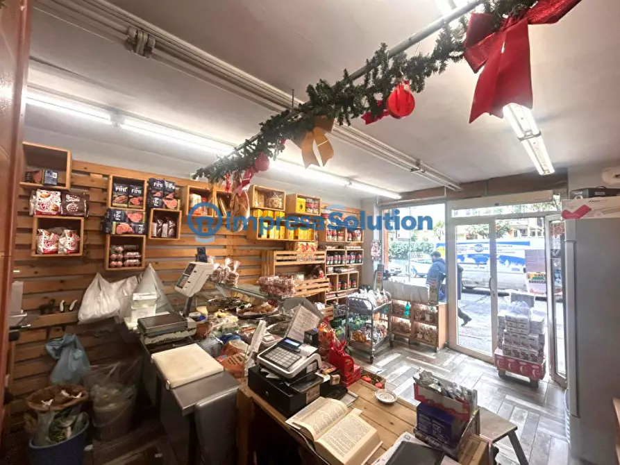 Immagine 8 di Negozio in affitto  in Via Ugo Niutta a Napoli