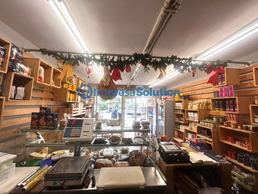 Immagine 11 di Negozio in affitto  in Via Ugo Niutta a Napoli