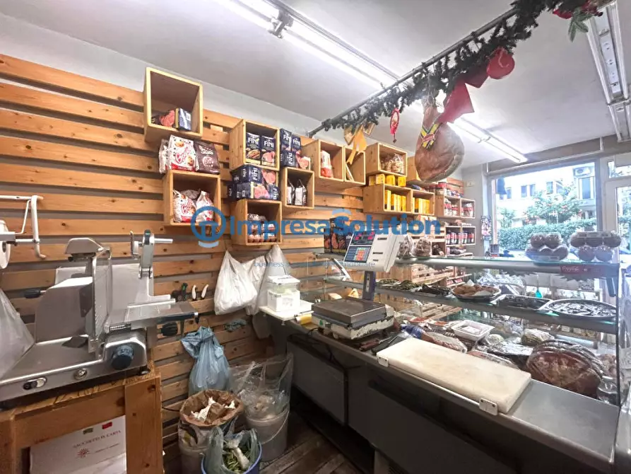 Immagine 12 di Negozio in affitto  in Via Ugo Niutta a Napoli