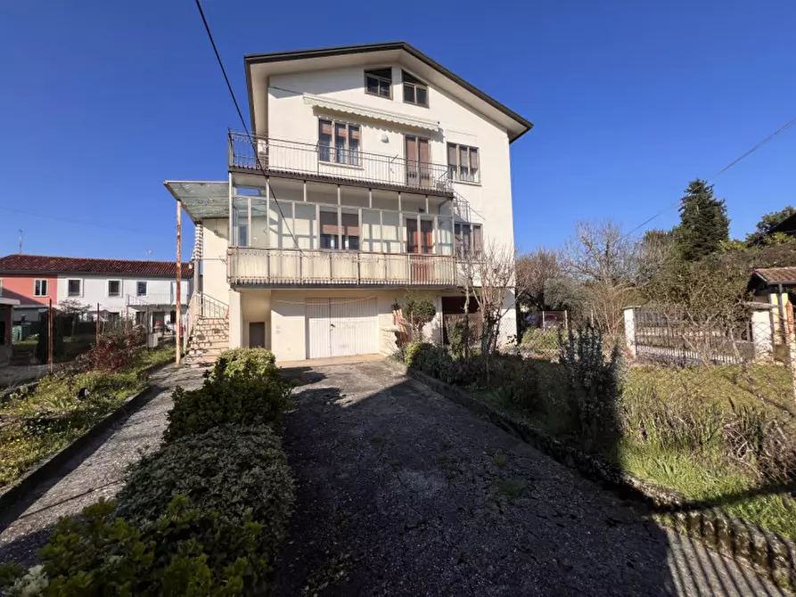 Immagine 1 di Appartamento in vendita  in piazza vittorio veneto 15 a Costabissara