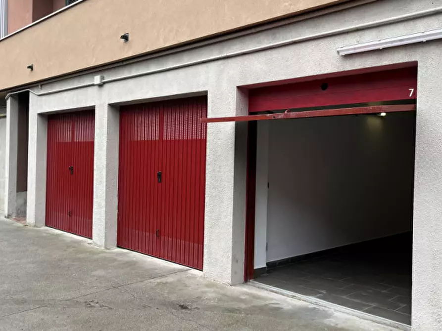 Immagine 3 di Garage in vendita  in Via Guido Rossa a Buccinasco