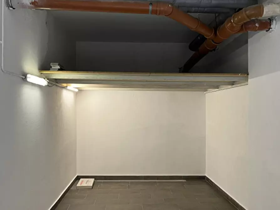 Immagine 6 di Garage in vendita  in Via Guido Rossa a Buccinasco