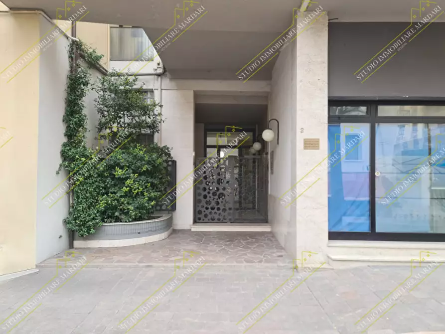 Immagine 30 di Ufficio in affitto  in via valdrighi 2 a Modena