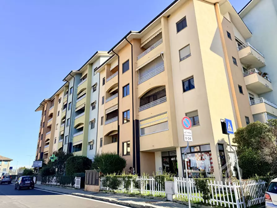 Immagine 1 di Negozio in vendita  in Via Alcide De Gasperi 2 a Chivasso