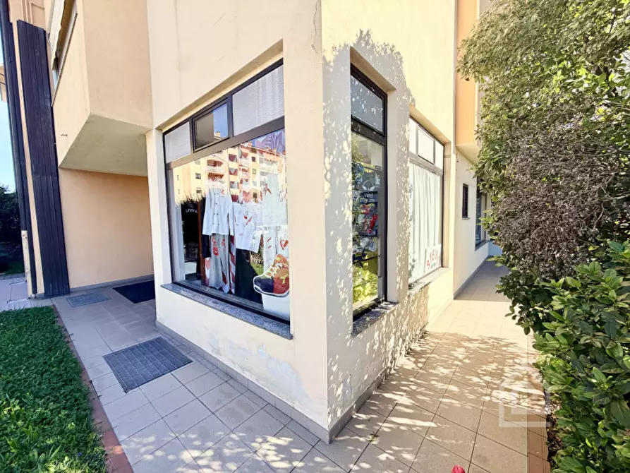 Immagine 3 di Negozio in vendita  in Via Alcide De Gasperi 2 a Chivasso