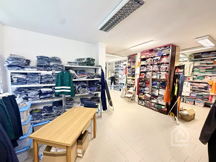 Immagine 8 di Negozio in vendita  in Via Alcide De Gasperi 2 a Chivasso