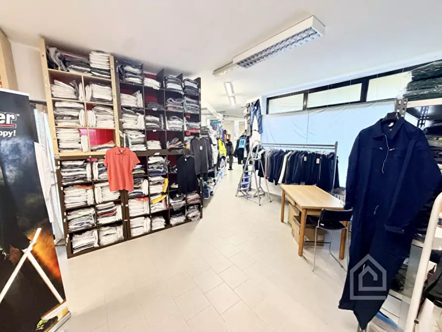 Immagine 11 di Negozio in vendita  in Via Alcide De Gasperi 2 a Chivasso