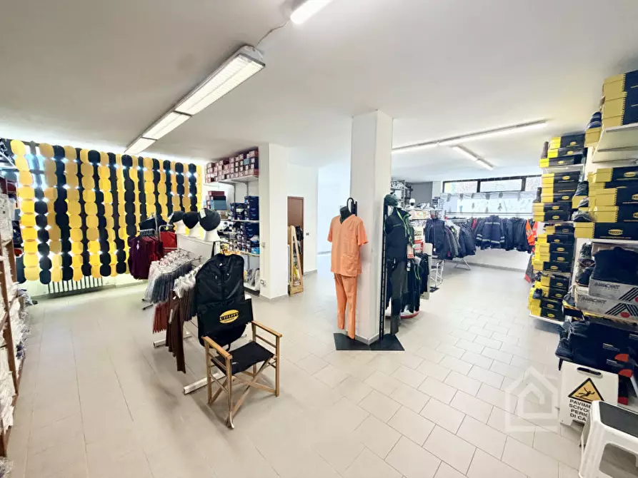 Immagine 12 di Negozio in vendita  in Via Alcide De Gasperi 2 a Chivasso