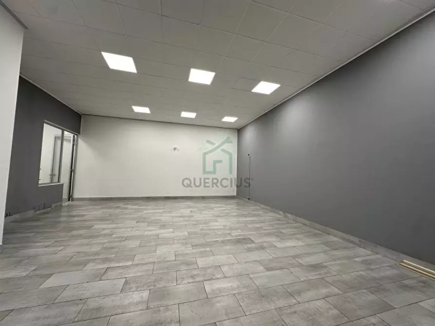 Immagine 1 di Negozio in affitto  in Strada Bresciana a Bussolengo