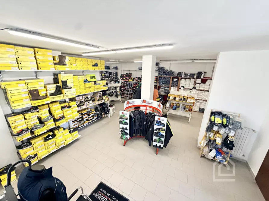 Immagine 4 di Negozio in vendita  in Via Alcide De Gasperi 2 a Chivasso