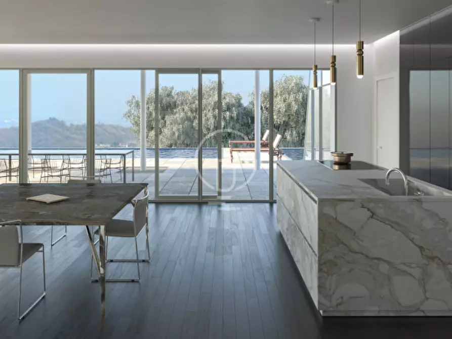 Immagine 2 di Villa in vendita  a Lonato del Garda