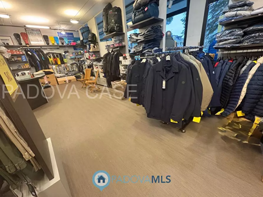 Immagine 4 di Negozio in vendita  in Via Romana Aponense a Padova