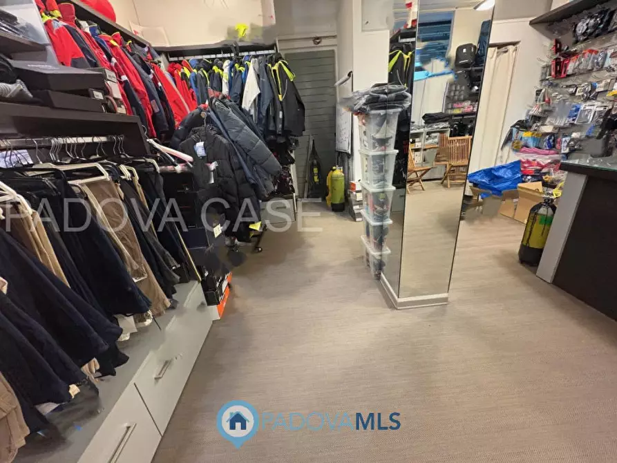 Immagine 7 di Negozio in vendita  in Via Romana Aponense a Padova