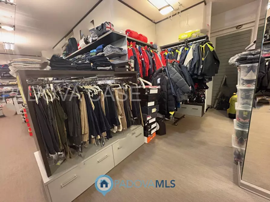 Immagine 9 di Negozio in vendita  in Via Romana Aponense a Padova